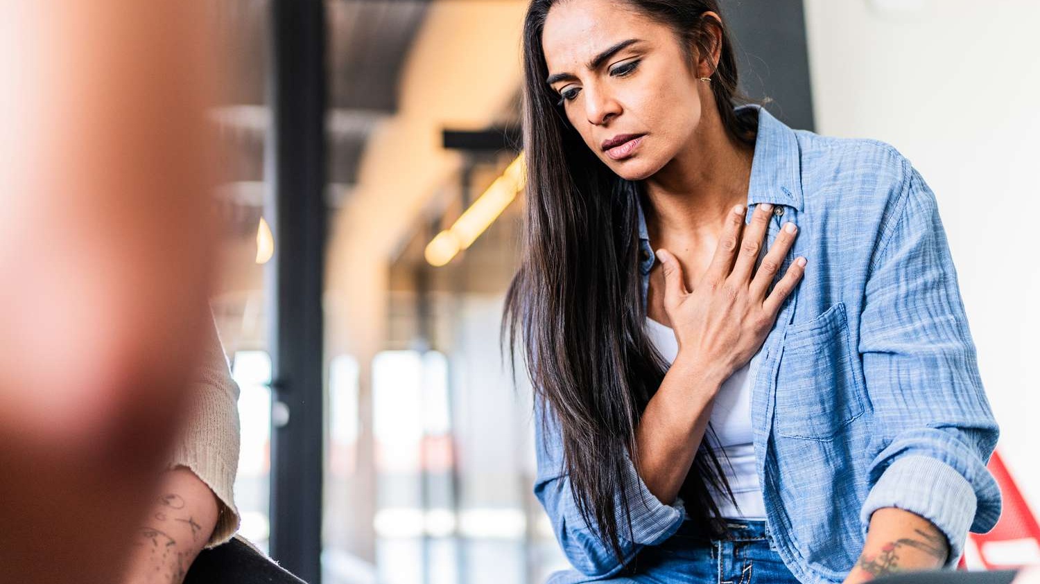 Người bệnh thường thấy hụt hơi khi vận động, làm việc gắng sức hoặc ngay cả khi đang nghỉ ngơi