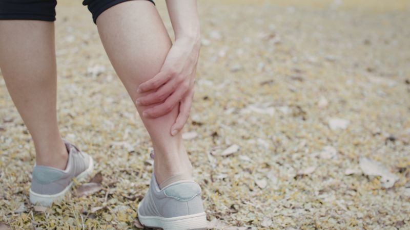 Suy van tĩnh mạch chi dưới khiến máu bị chảy ngược và ứ đọng tại chân