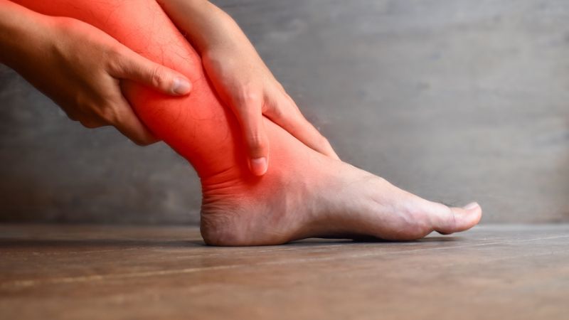 Tuổi tác, cân nặng và nội tiết tố ảnh hưởng trực tiếp đến nguy cơ suy van tĩnh mạch chân