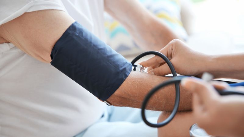 Quấn vòng bít không đúng cách là nguyên nhân gây sai số khi đo huyết áp