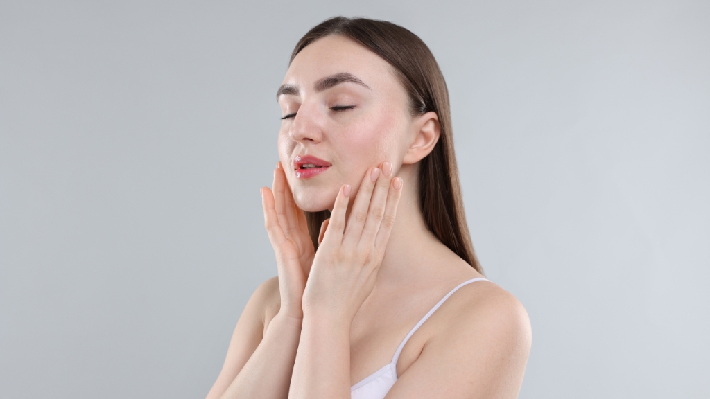 Lựu giàu chất chống oxy hóa giúp bảo vệ da, tăng collagen và giảm dấu hiệu lão hóa sớm