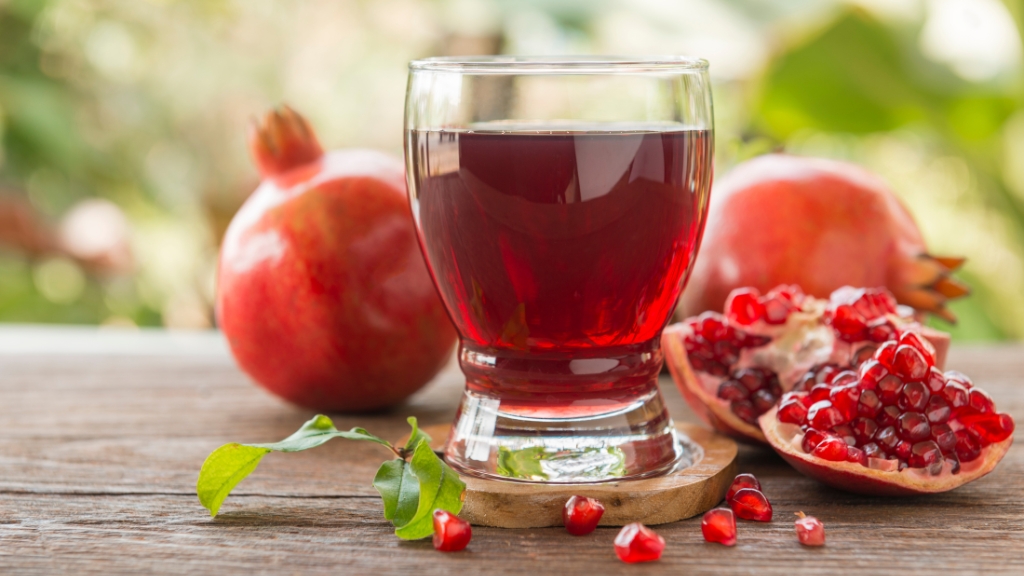 Bạn có thể ăn trực tiếp hạt lựu hoặc dùng nước ép lựu pha cùng sữa chua để dễ uống hơn