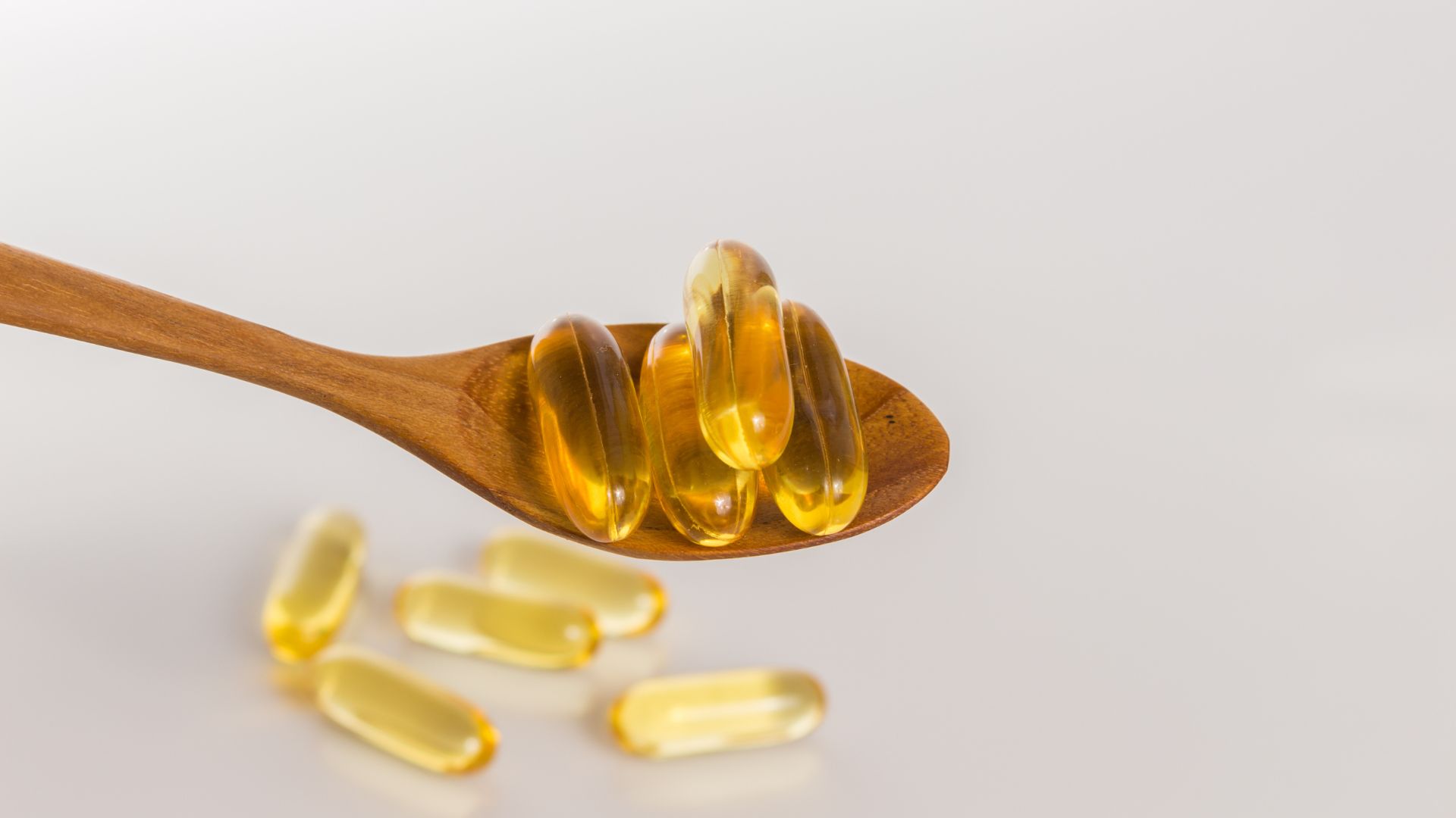 Chọn sản phẩm uy tín và theo dõi cơ thể giúp sử dụng tinh dầu hoa anh thảo an toàn