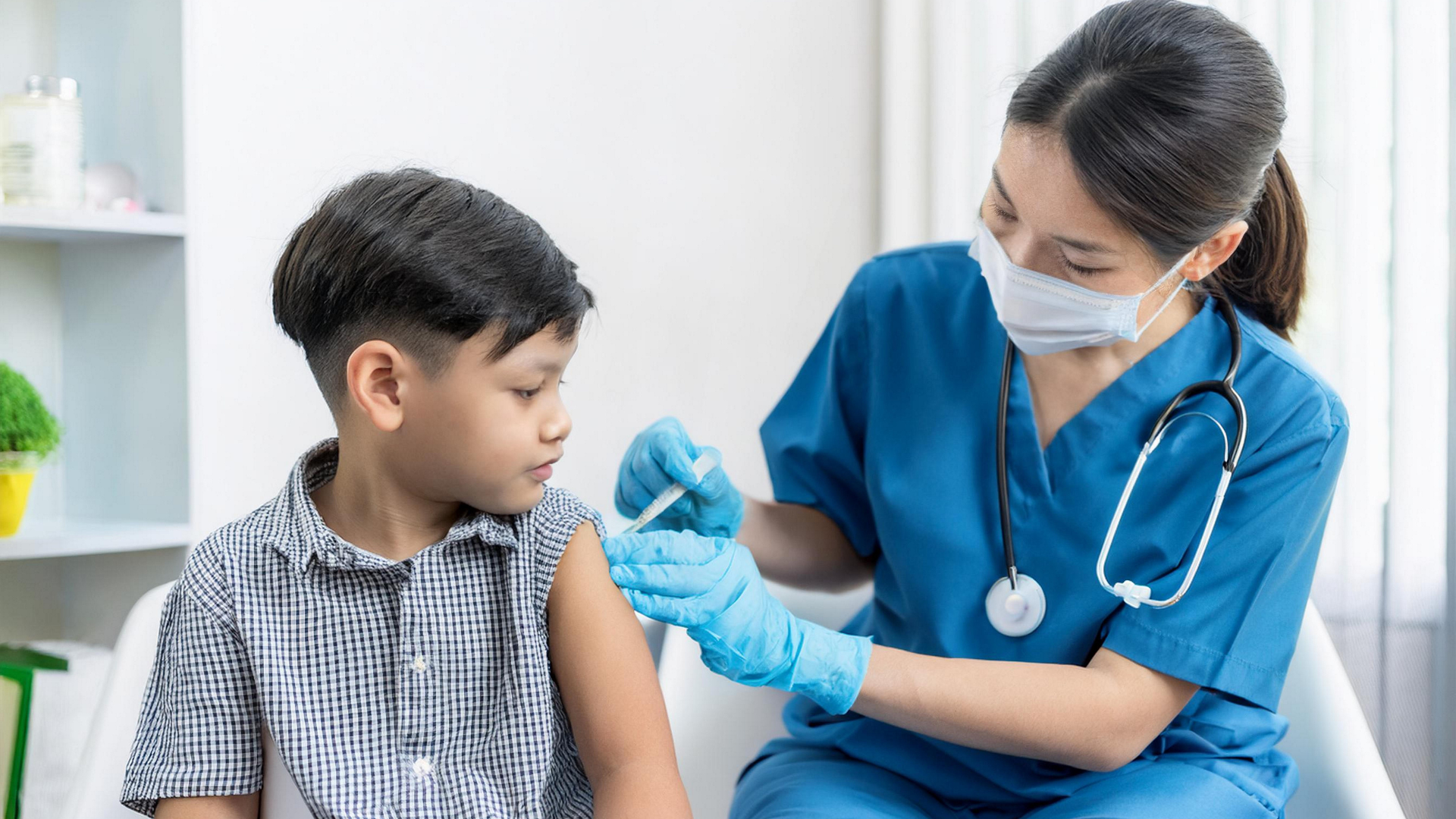 Sau khi tiêm vắc xin, phụ huynh cần theo dõi và xử trí phù hợp tùy theo mức độ phản ứng của trẻ