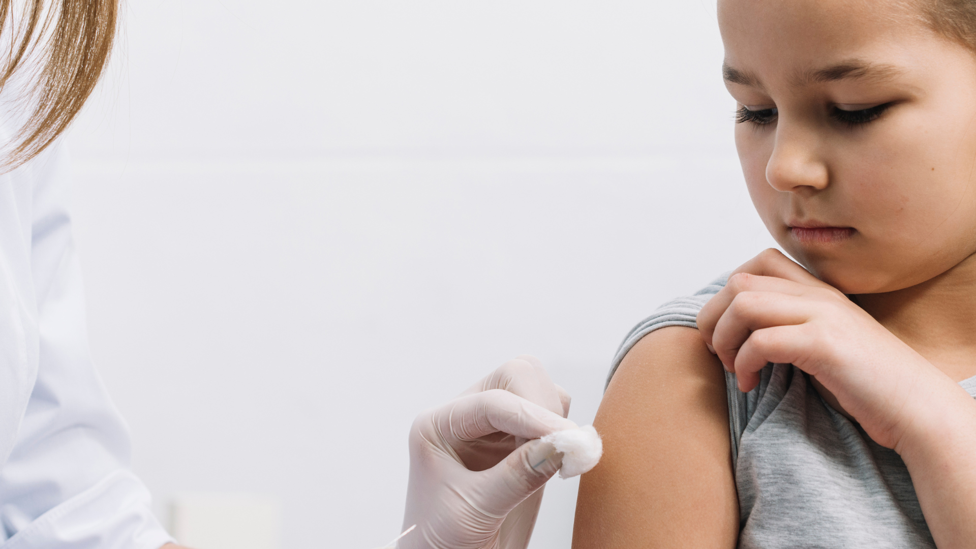 Phụ huynh cần chú ý thực hiện đúng các bước trước, trong và sau khi tiêm cho trẻ