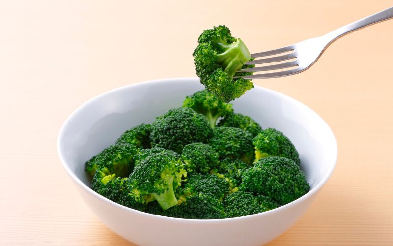 Theo các chuyên gia dinh dưỡng, người trưởng thành nên tiêu thụ khoảng 90 - 180 gram bông cải xanh mỗi ngày