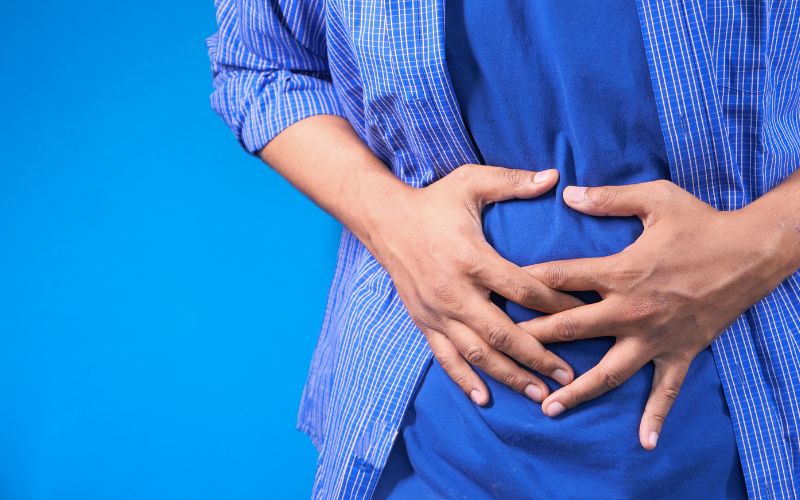 Đầy hơi, khó tiêu là một trong những tác hại của bông cải xanh khi ăn quá nhiều