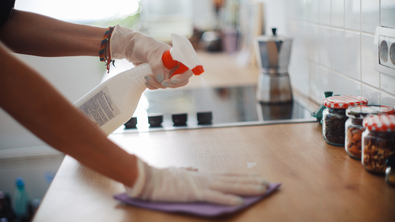 Khi xử lý nấm mốc cần mang khẩu trang, găng tay và mở cửa sổ khi xử lý