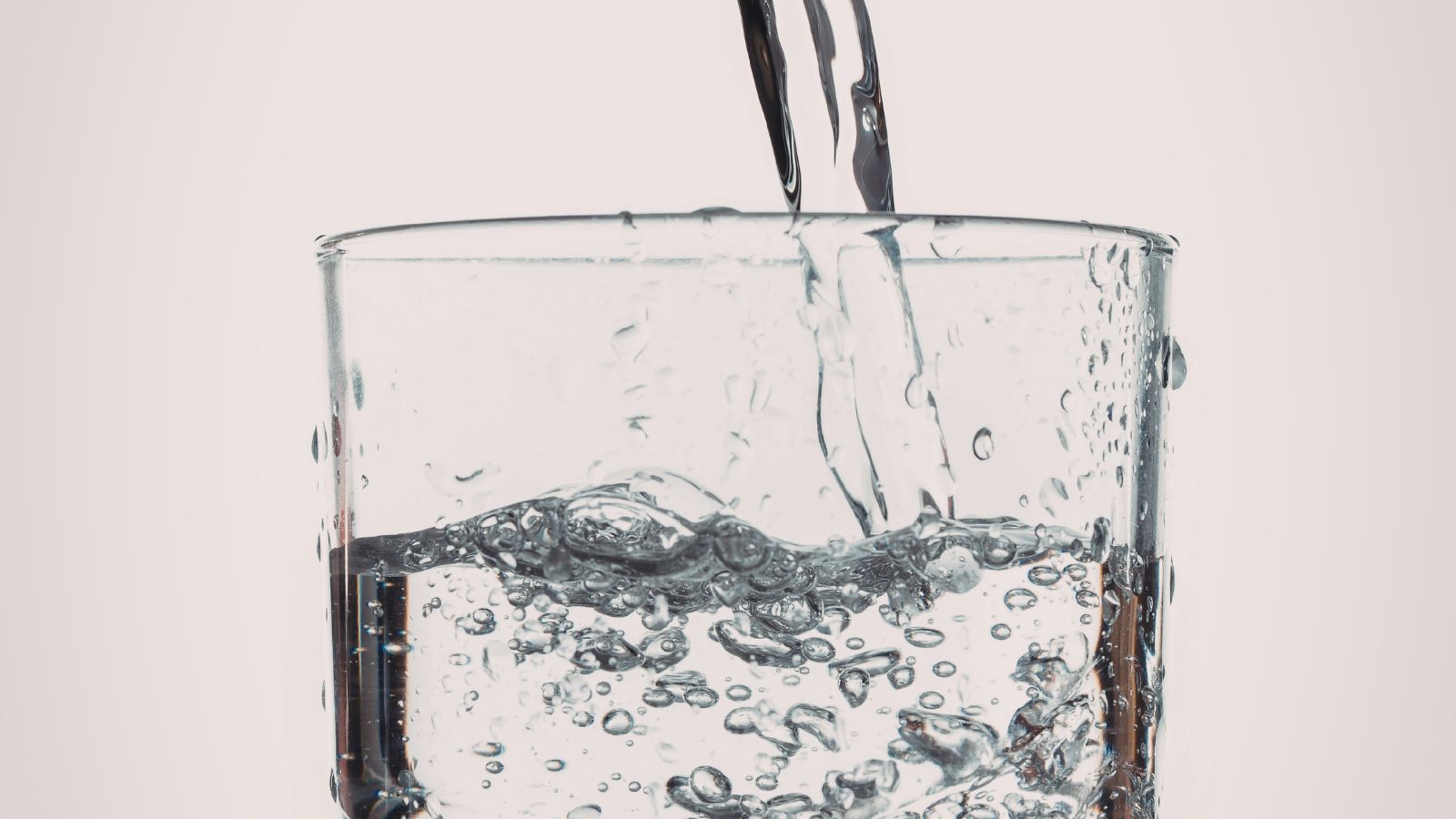 Nước điện giải chứa các khoáng chất như natri, kali, clorua, magie