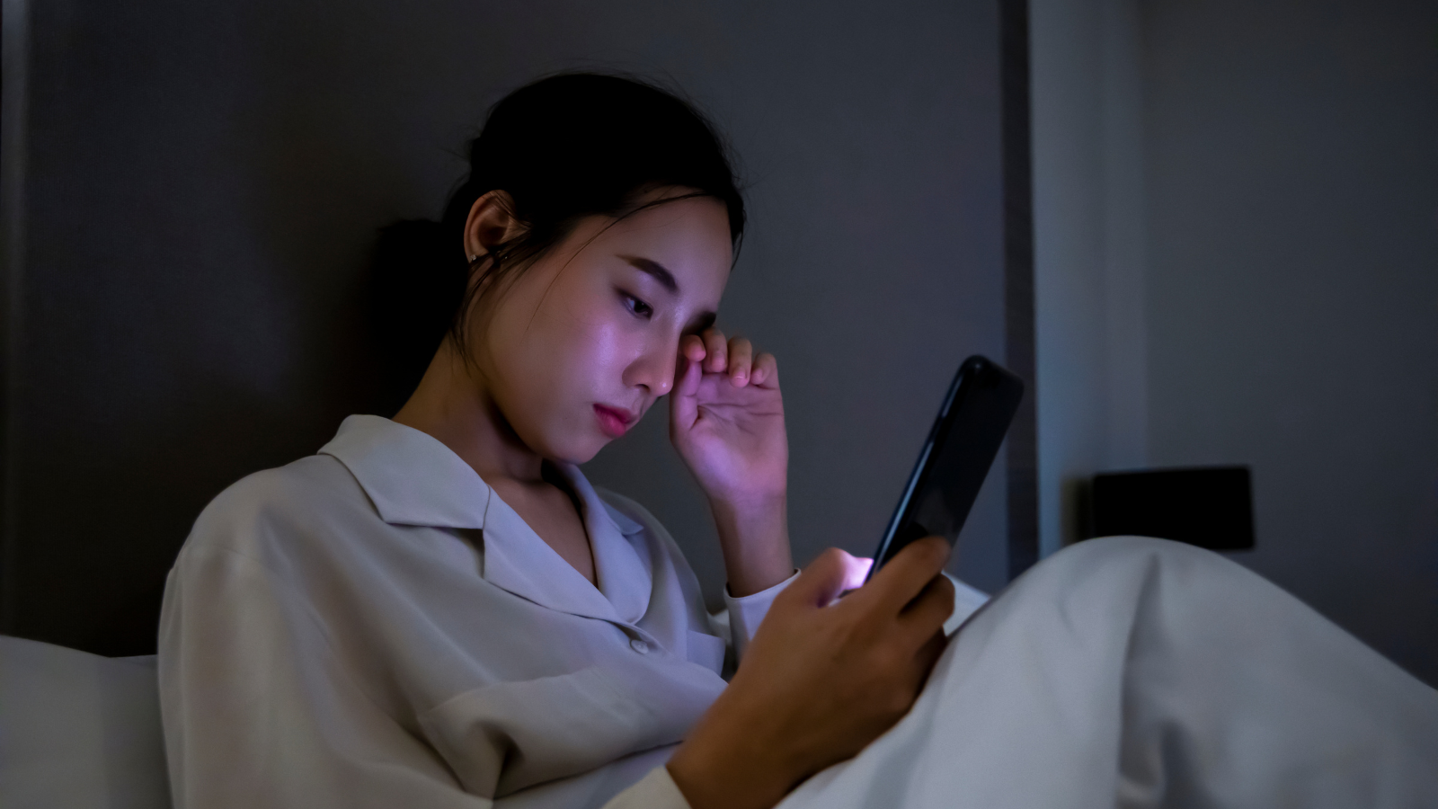 Dùng điện thoại trong bóng tối dễ gây khô mắt, mỏi mắt và suy giảm thị lực