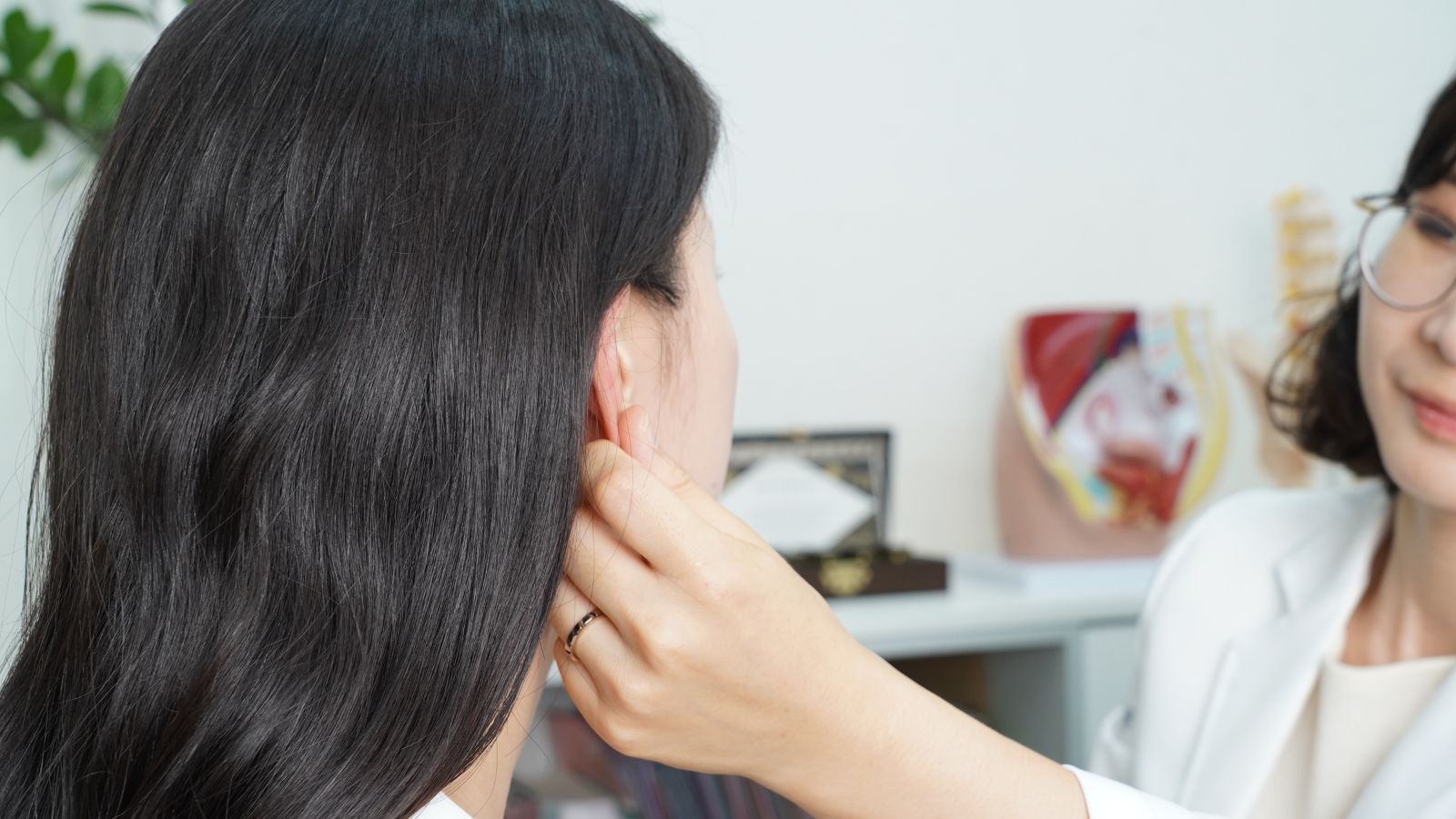 Việc thăm khám giúp xác định liều lượng phù hợp, hạn chế tác hại của tiêm botox gọn hàm