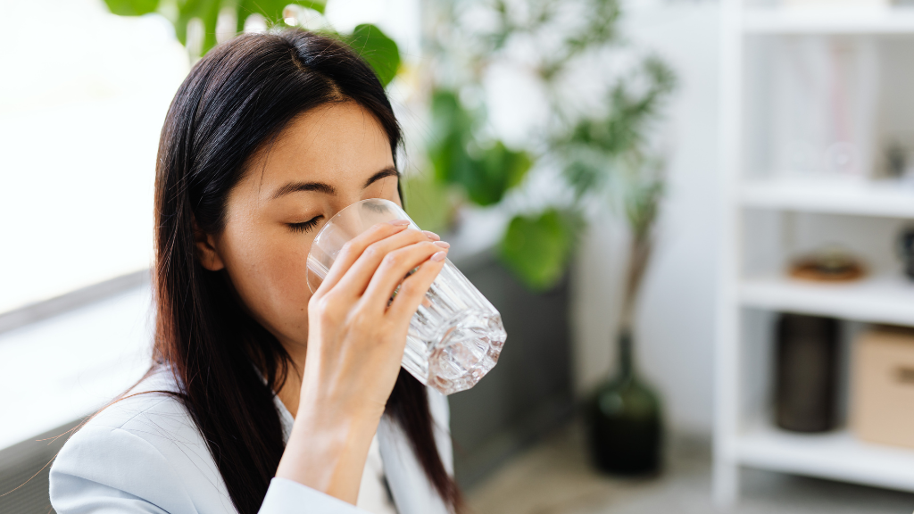 Uống đủ nước mỗi ngày để giảm nguy cơ tắc nghẽn đường tiết niệu