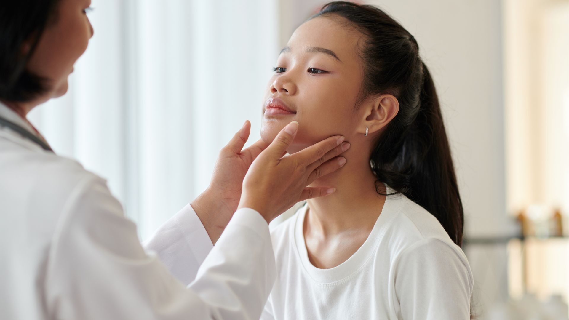 Gặp chuyên gia da liễu giúp xác định nguyên nhân rạn da và hướng chăm sóc phù hợp