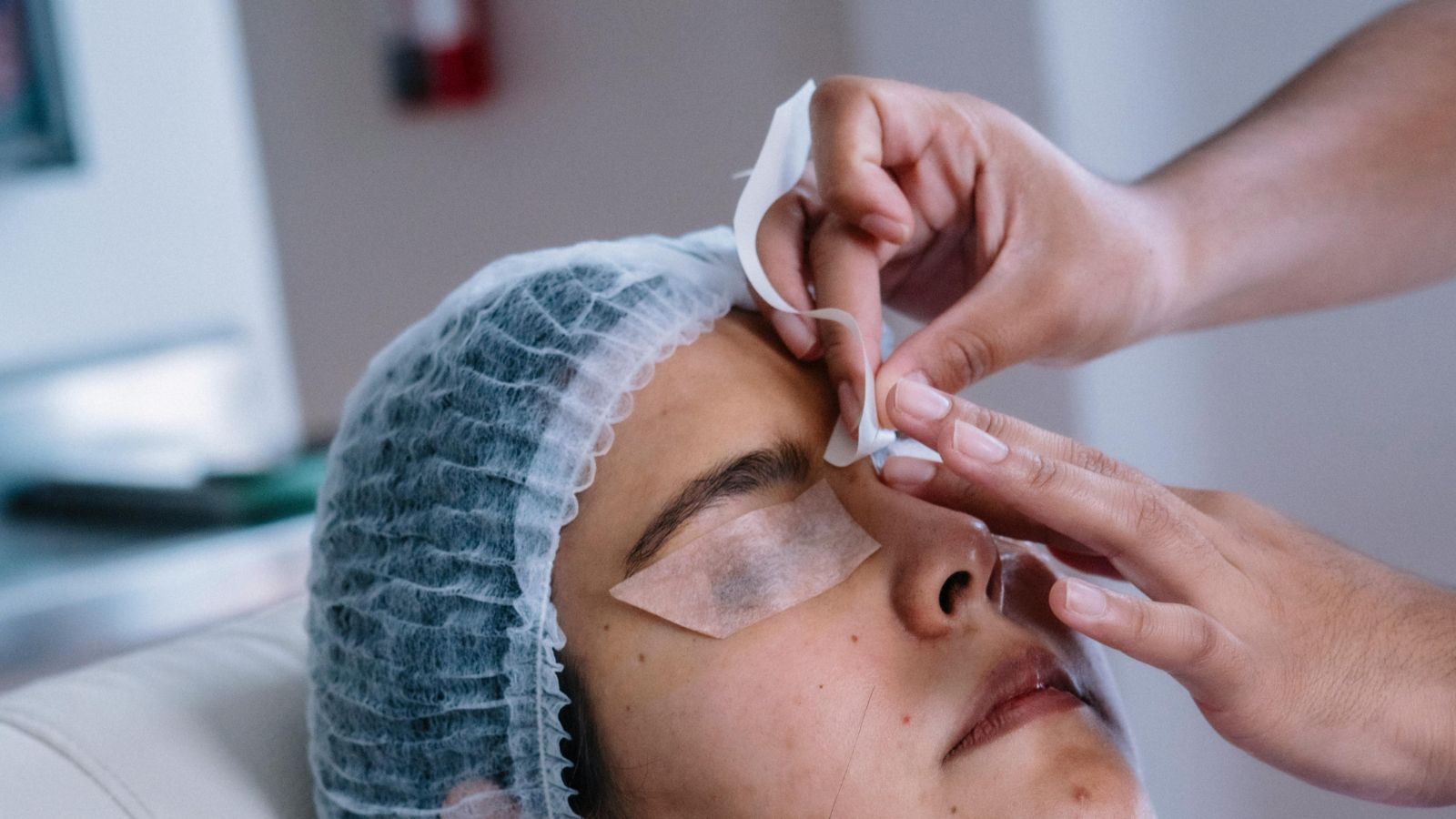 Tại sao mổ bong võng mạc phải nằm sấp?