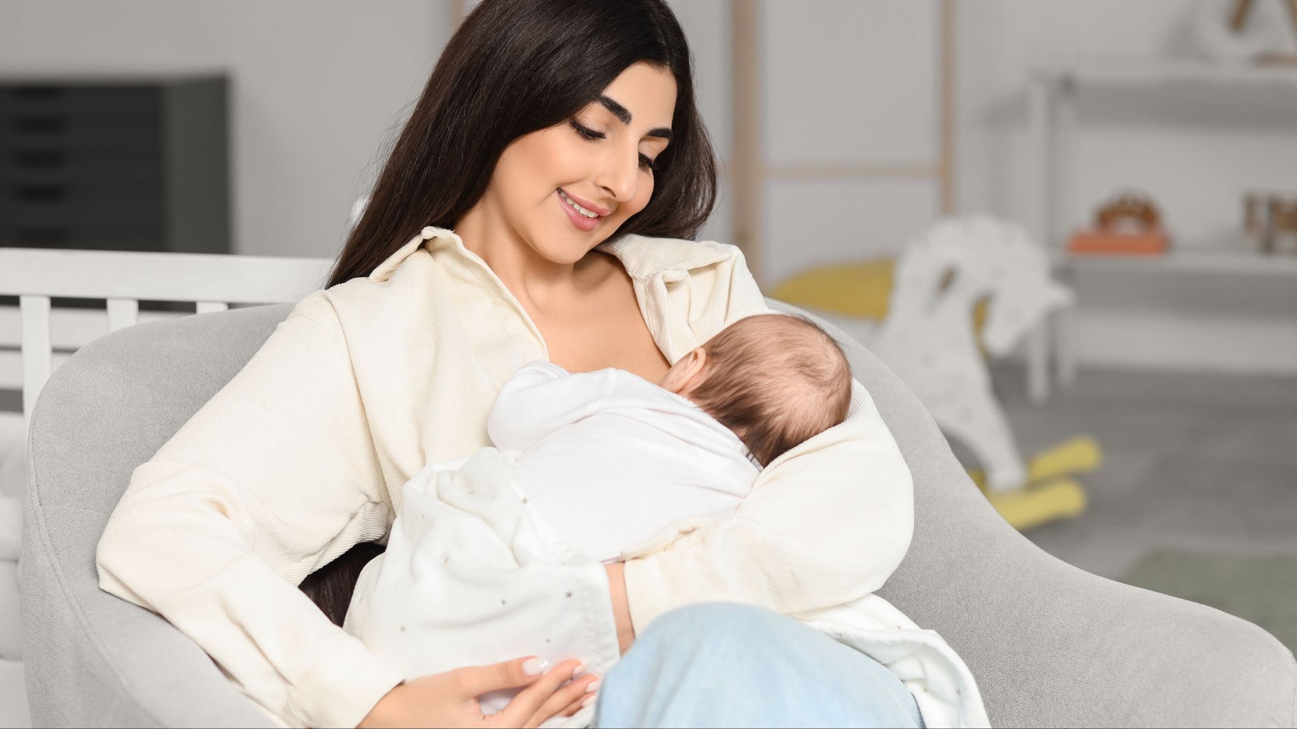 Cho bé bú đủ sẽ giúp cải thiện tình trạng nước tiểu màu vàng sẫm