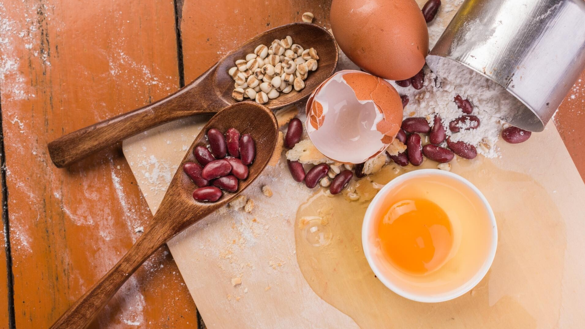Các loại hạt họ đậu và trứng là nguồn protein thực vật và động vật nhẹ nhàng, phù hợp khi hệ tiêu hóa còn yếu