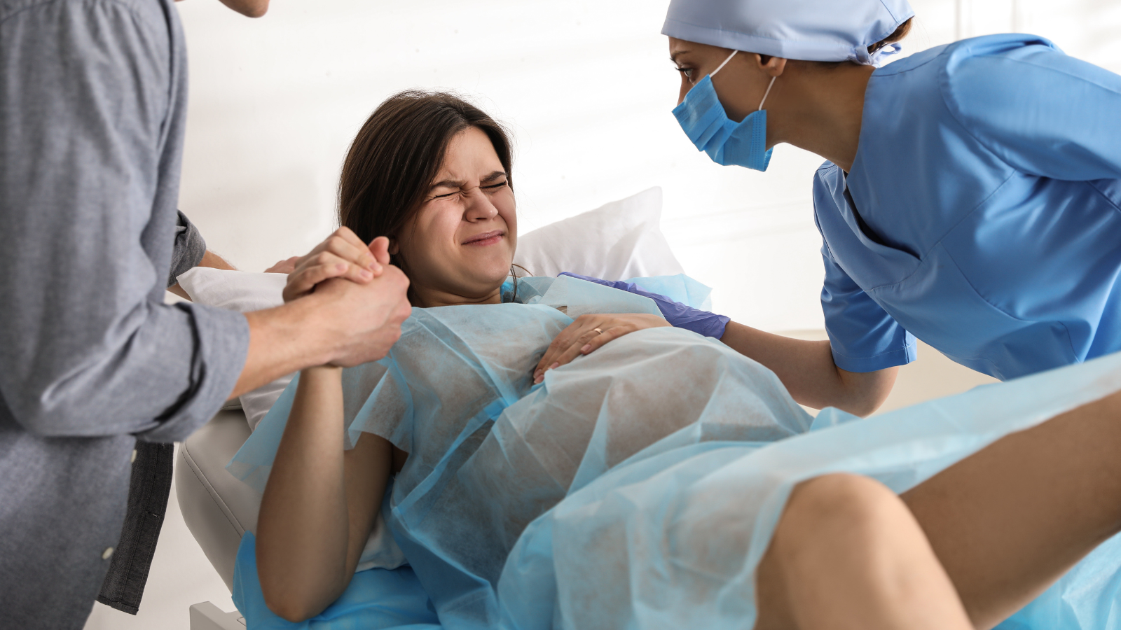 Rặn quá nhiều khi sinh dễ khiến mẹ bị trĩ sau sinh