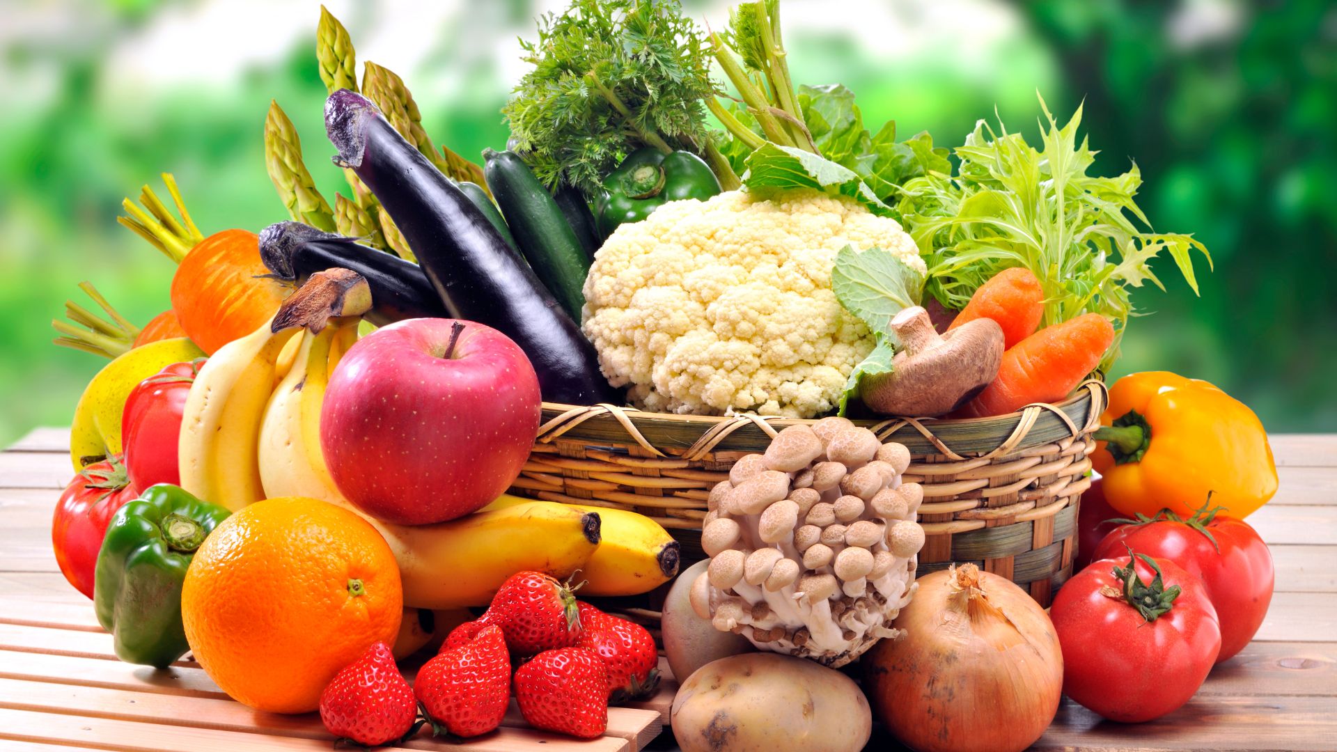 Sản phụ nên ưu tiên ăn nhiều rau xanh và hoa quả để cải thiện vóc dáng sau sinh