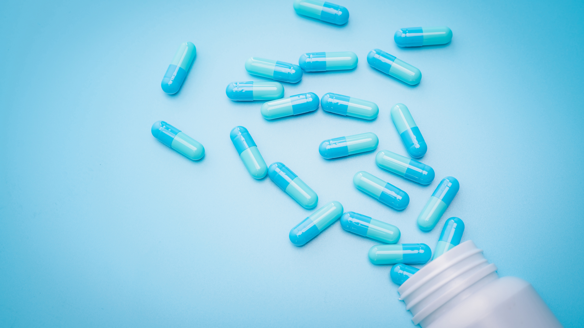 Kháng sinh tác động lên vi khuẩn có hại lẫn có lợi, gây rối loạn hệ vi sinh đường ruột