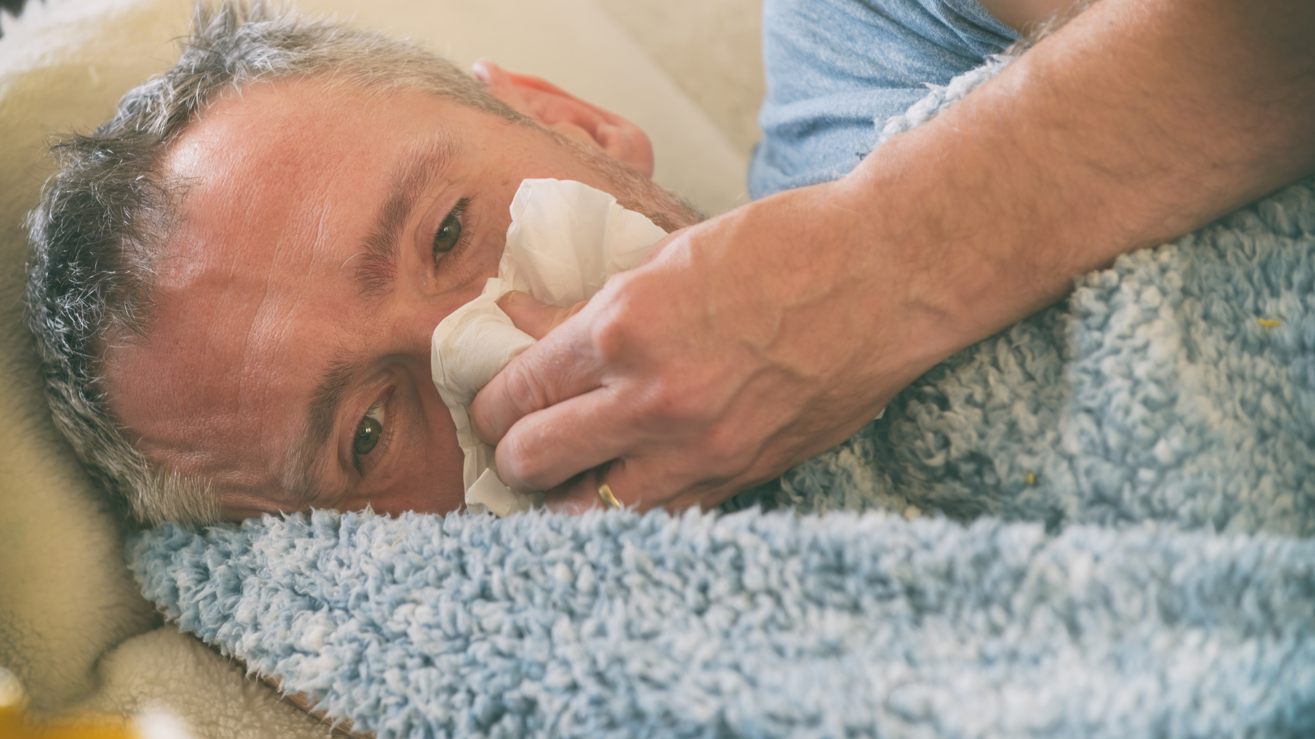 Tắm khuya có tác hại gì? Tắm khuya dễ gây cảm lạnh và nhiễm lạnh