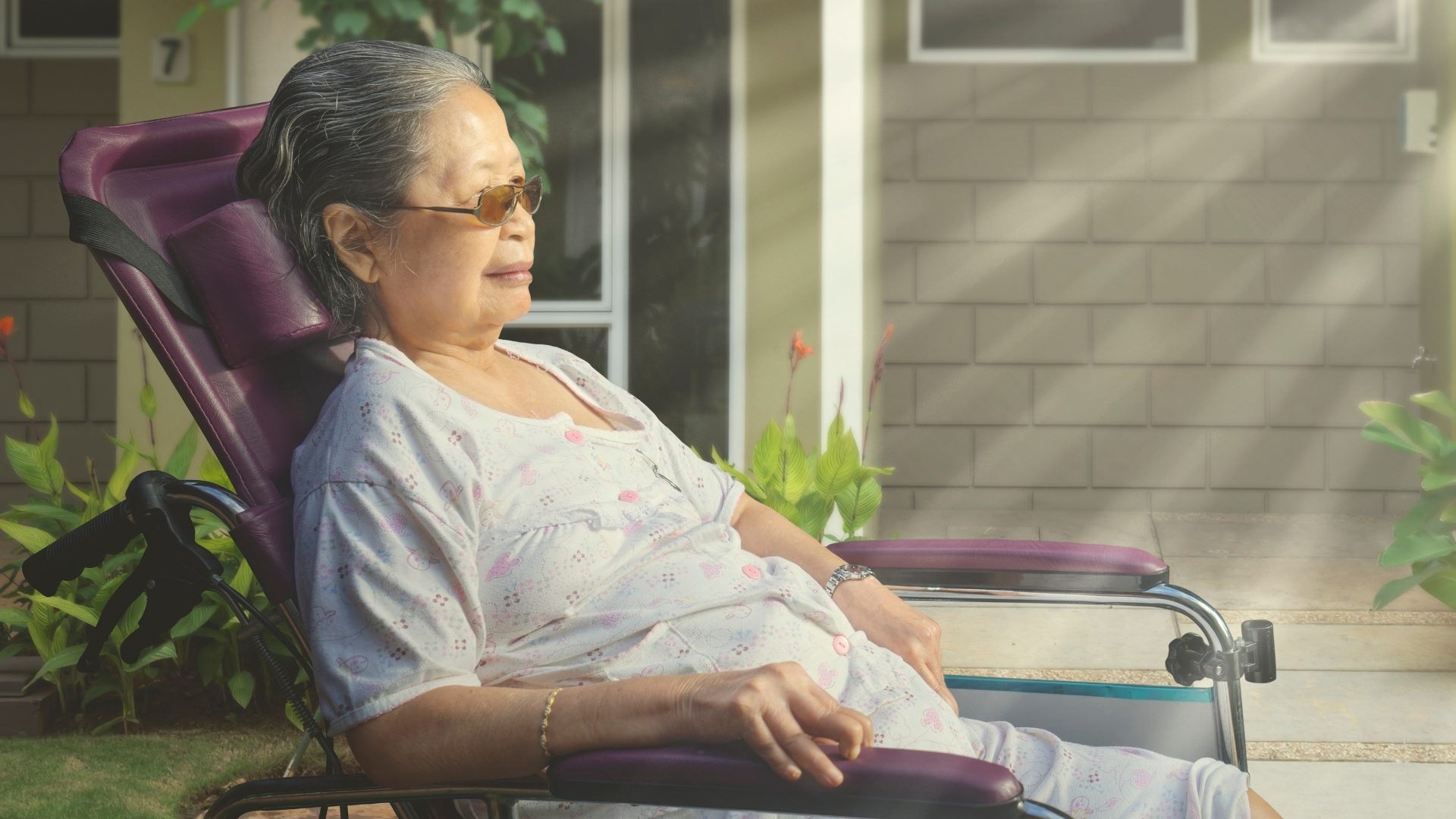 Để hấp thụ vitamin D hiệu quả, người lớn nên tắm nắng vào buổi sáng sớm, trong khoảng 10 - 20 phút