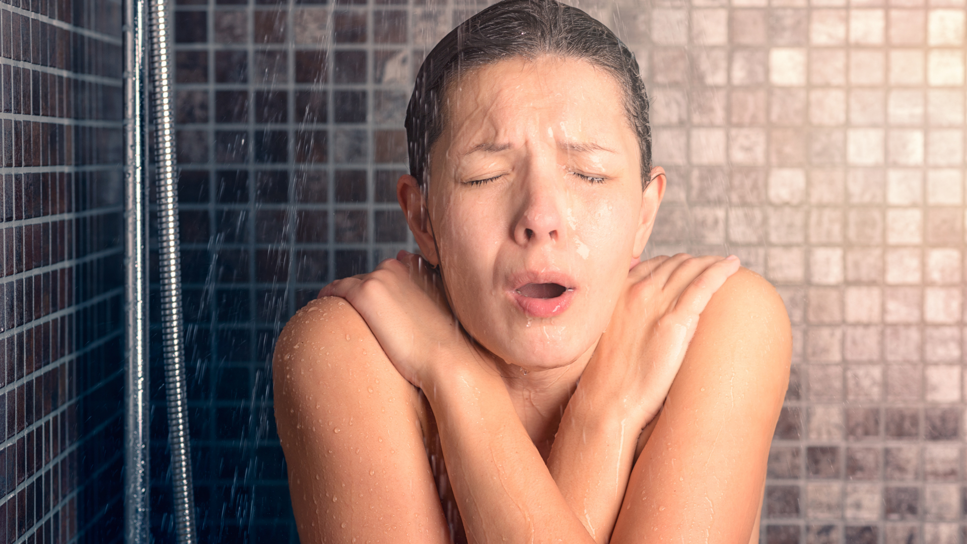 Tắm nước lạnh quá lâu có thể khiến cơ thể hạ nhiệt nhanh, ảnh hưởng sức khỏe và sự thích nghi