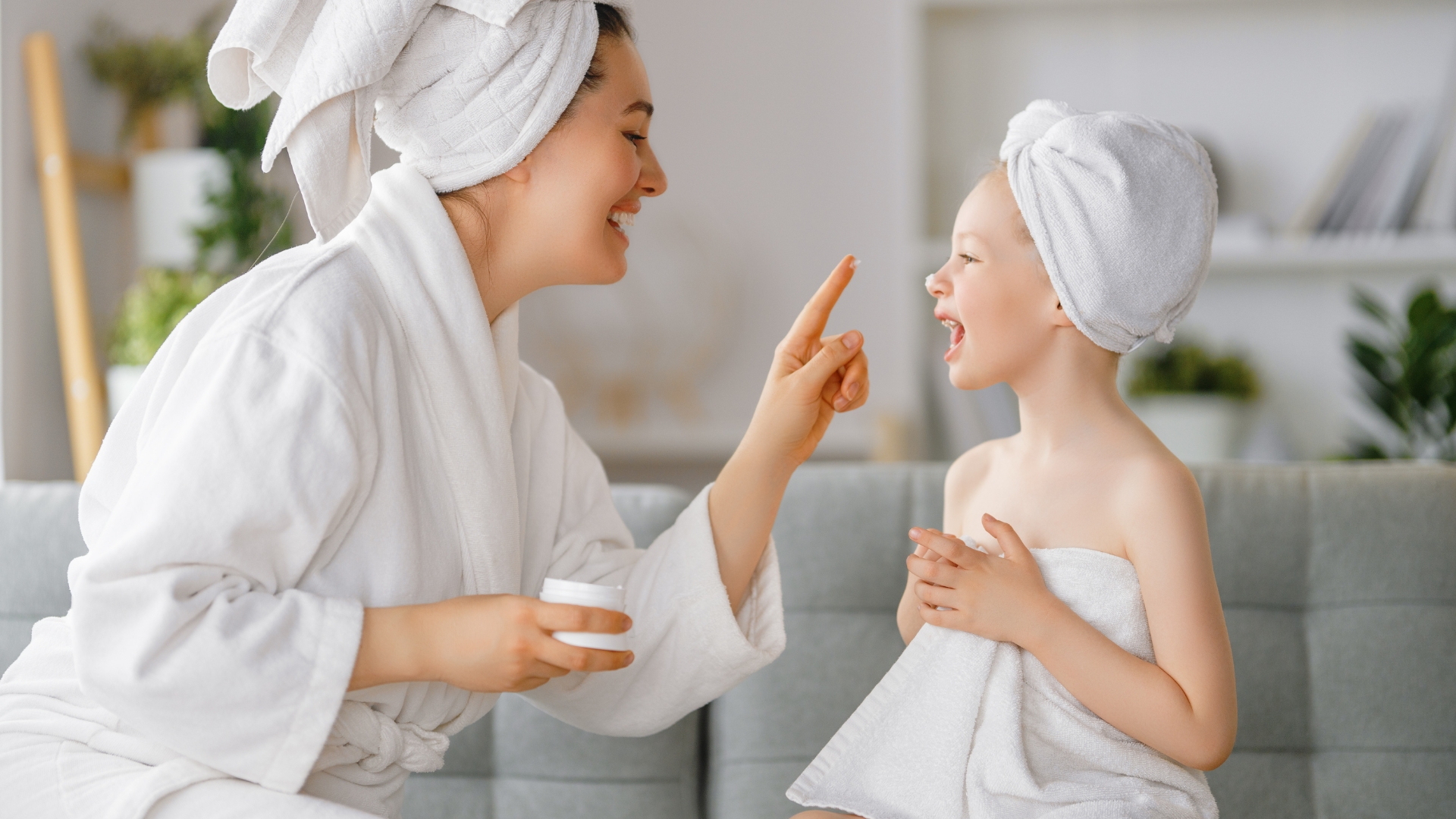 Lau khô bằng khăn mềm và thoa kem dưỡng ẩm sau khi tắm với nước nóng để chăm sóc làn da, tránh bị khô