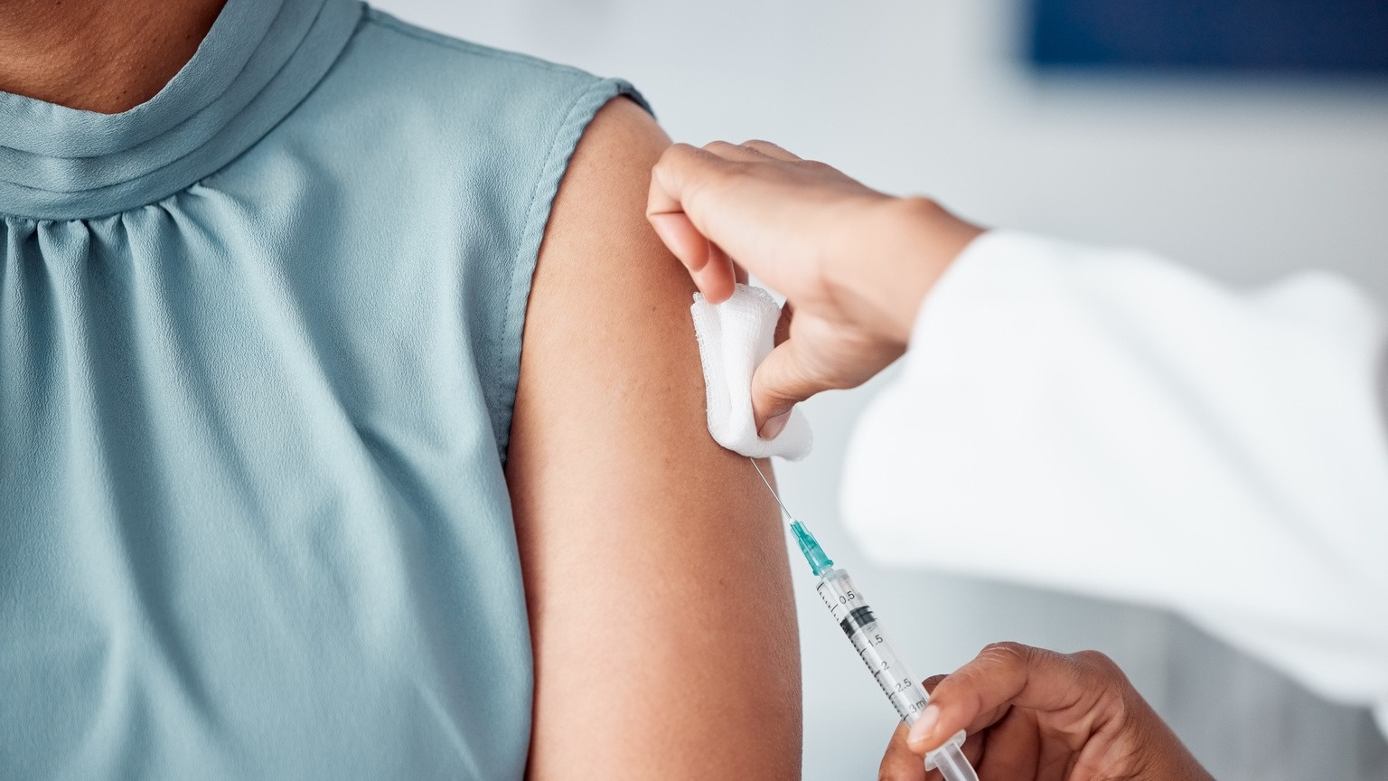 tam-quan-trong-cua-viec-tiem-phong-cum-cho-nguoi-lao-dong-2 Cropped.jpg