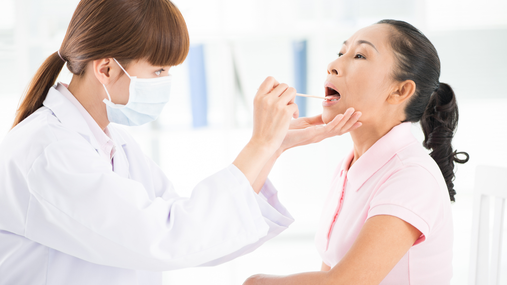 Bác sĩ sẽ khám lâm sàng tai - mũi - họng