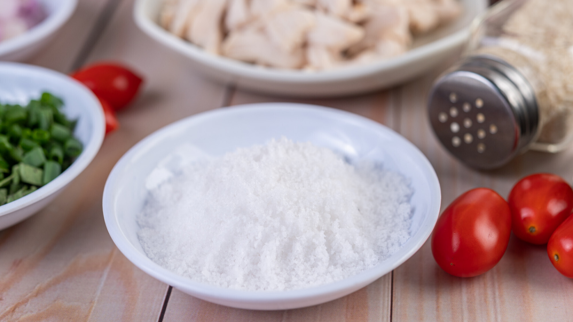 Chế độ ăn nhiều muối, protein động vật hoặc ít vận động cũng làm tăng nồng độ chất gây sỏi trong nước tiểu