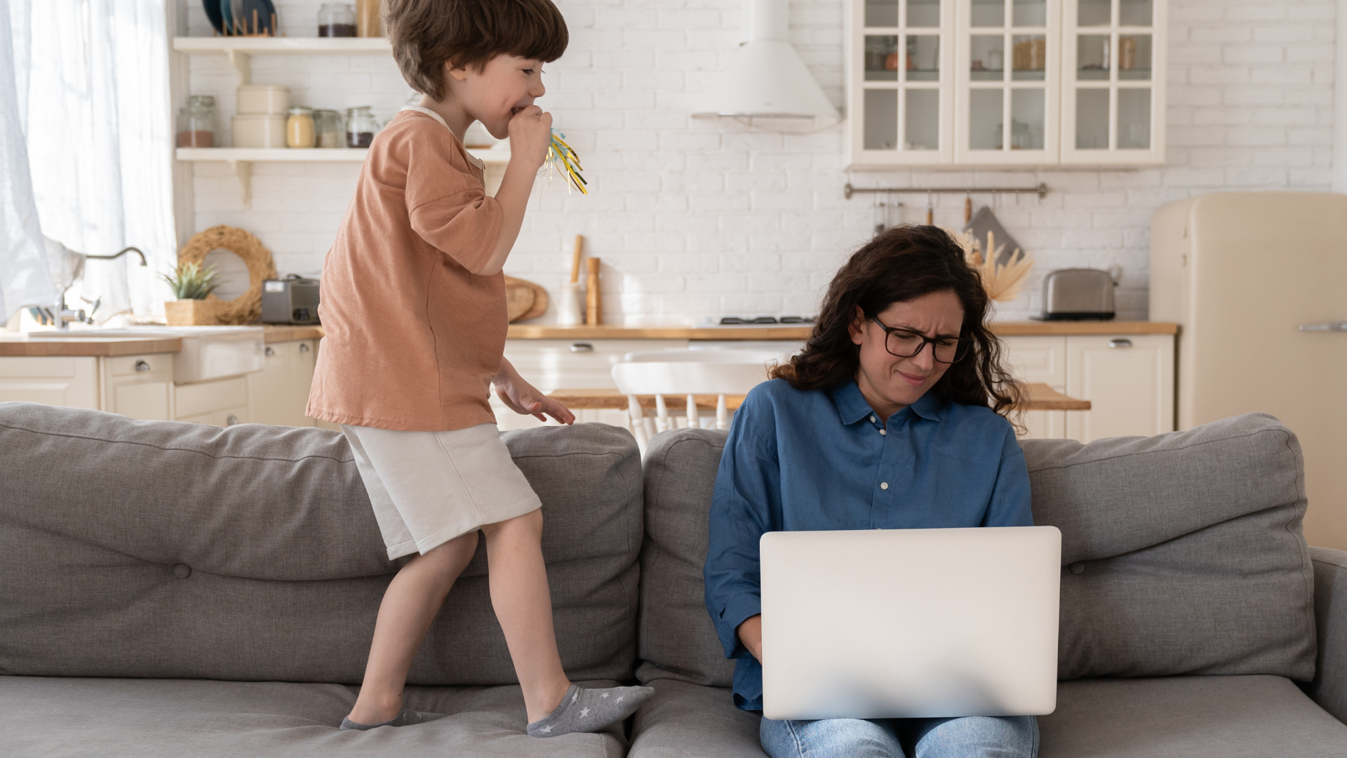 Phản hồi từ giáo viên hoặc người chăm sóc về hành vi bất thường là dấu hiệu cần đánh giá ADHD