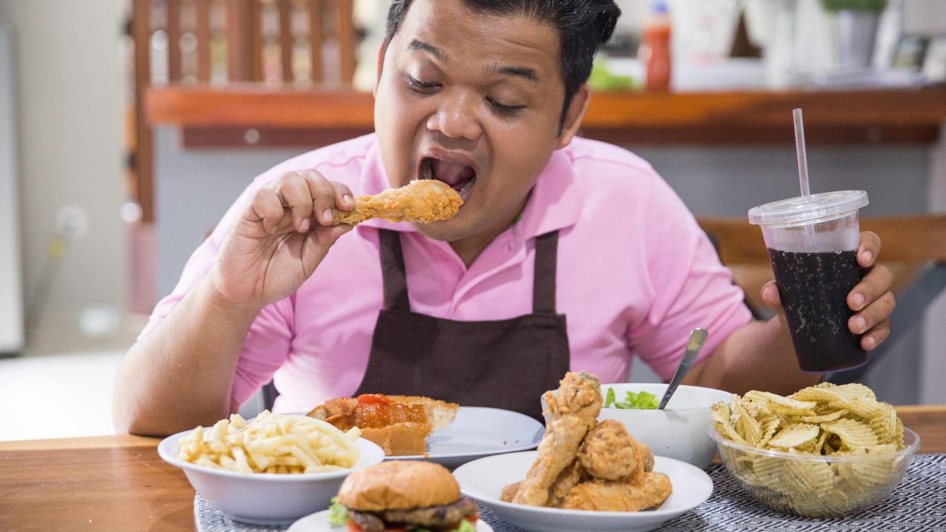 Lối sống không lành mạnh là một trong những yếu tố góp phần làm tăng huyết áp