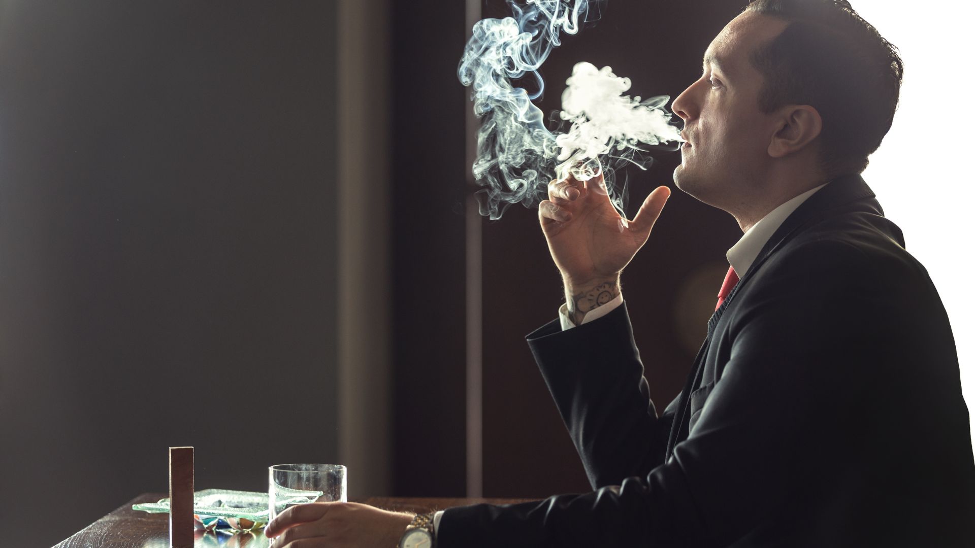 Hút thuốc là yếu tố làm tăng nguy cơ mắc tăng huyết áp