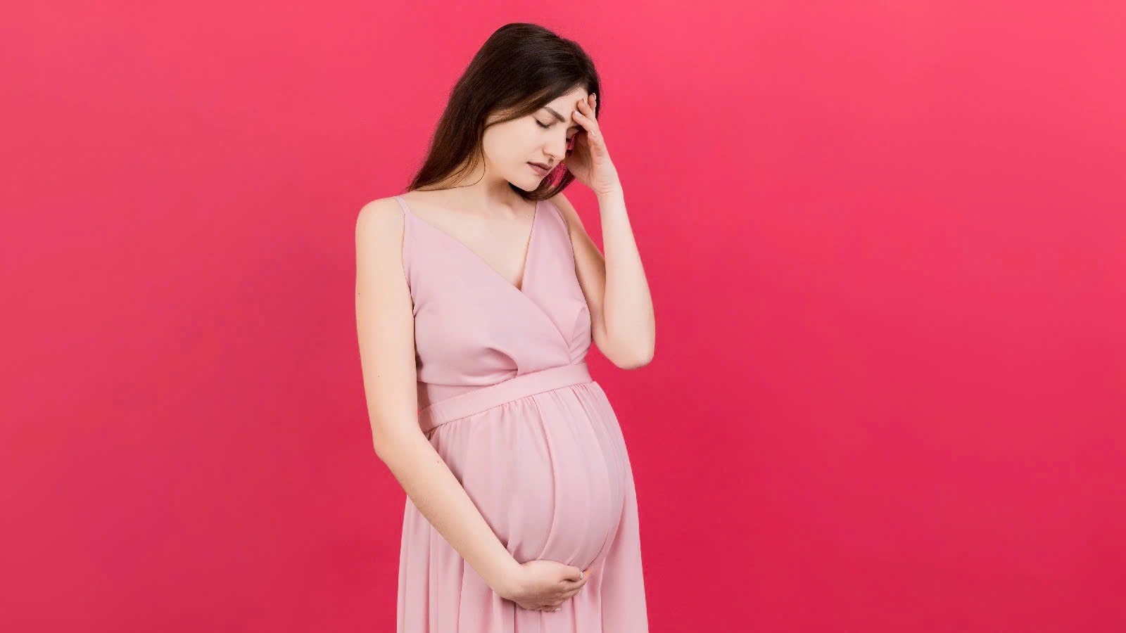 Mẹ bầu có thể bị thay đổi về thị lực chẳng hạn như mờ mắt hoặc nhìn đôi