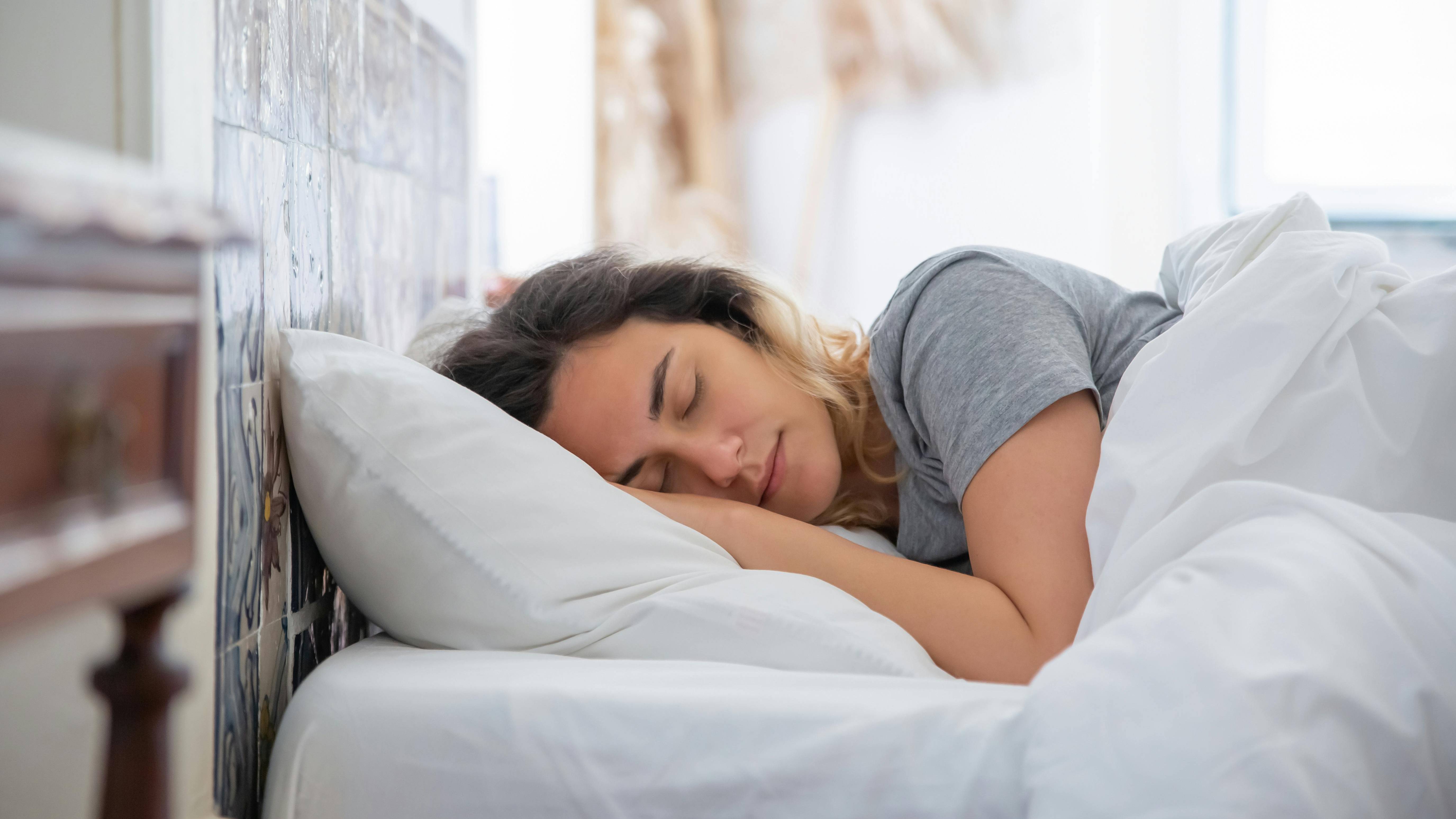 Người bệnh nên ngủ đủ và áp dụng các biện pháp thư giãn tinh thần để bảo vệ sức khỏe tim mạch