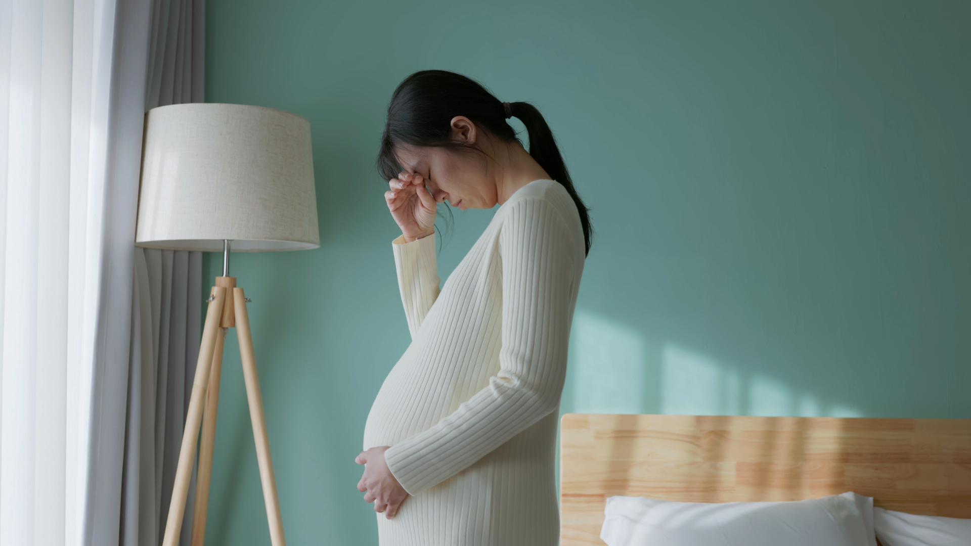Nếu sốt cao hoặc xuất hiện các dấu hiệu bất thường đi kèm, mẹ bầu cần đến gặp bác sĩ sớm để được đánh giá và xử lý kịp thời