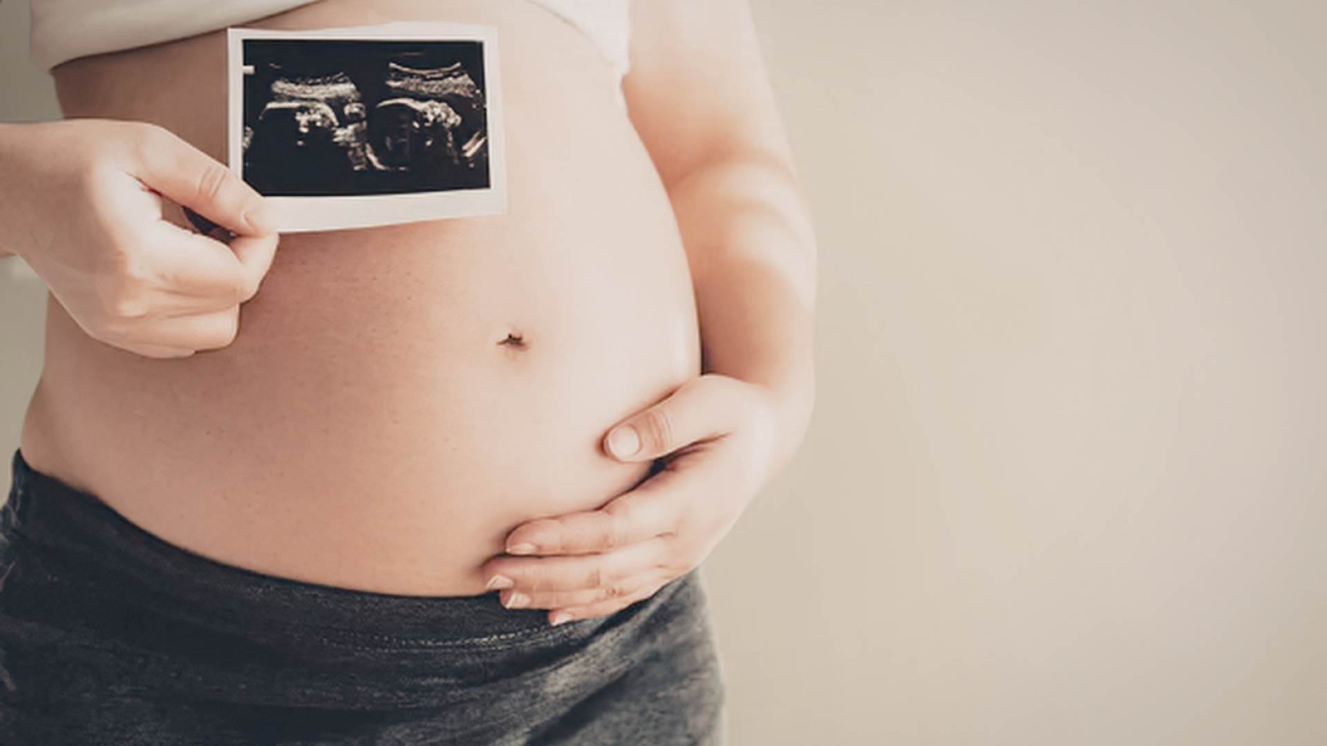 Việc sốt cao kéo dài không được kiểm soát có thể gây ra rủi ro cho thai nhi như dẫn đến sinh non và thai chậm phát triển ở giai đoạn sau