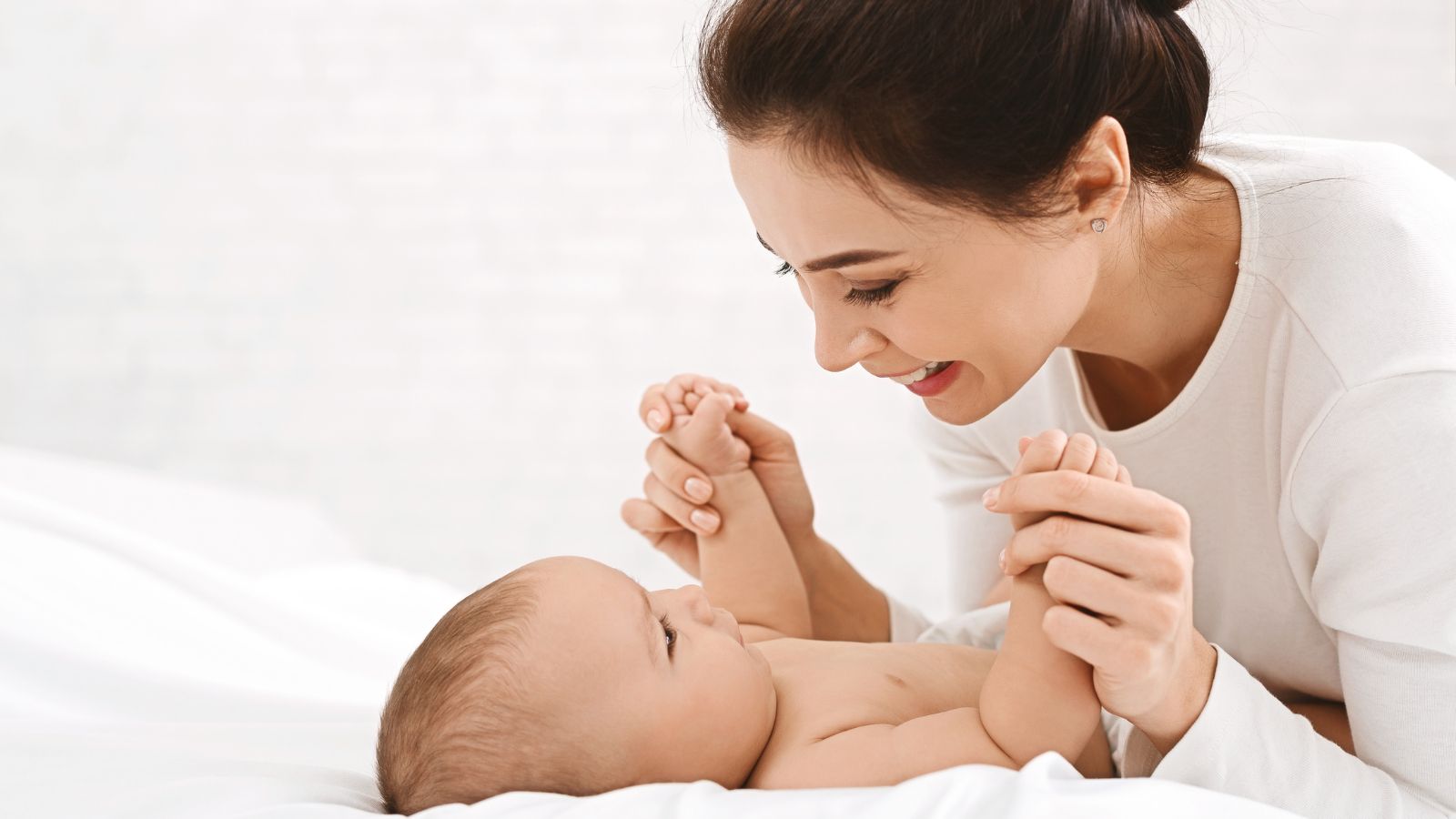 Hãy tham khảo ý kiến chuyên gia trước khi thực hiện massage cho bé