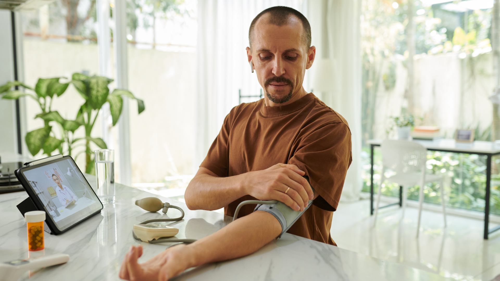 Theo dõi huyết áp thường xuyên giúp bảo vệ sức khoẻ tim mạch lâu dài