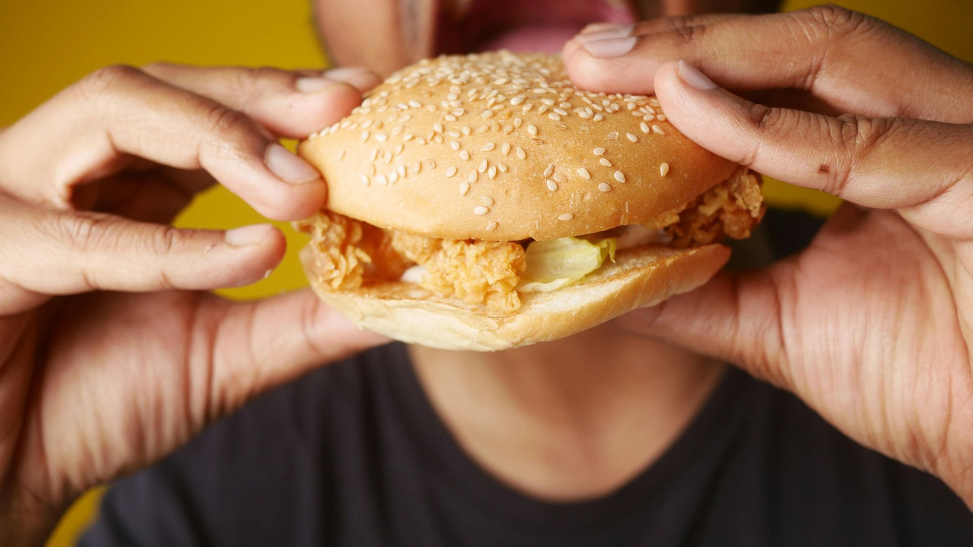 Ăn quá nhiều trong một bữa ăn có thể là nguyên nhân gây táo bón xì hơi nhiều