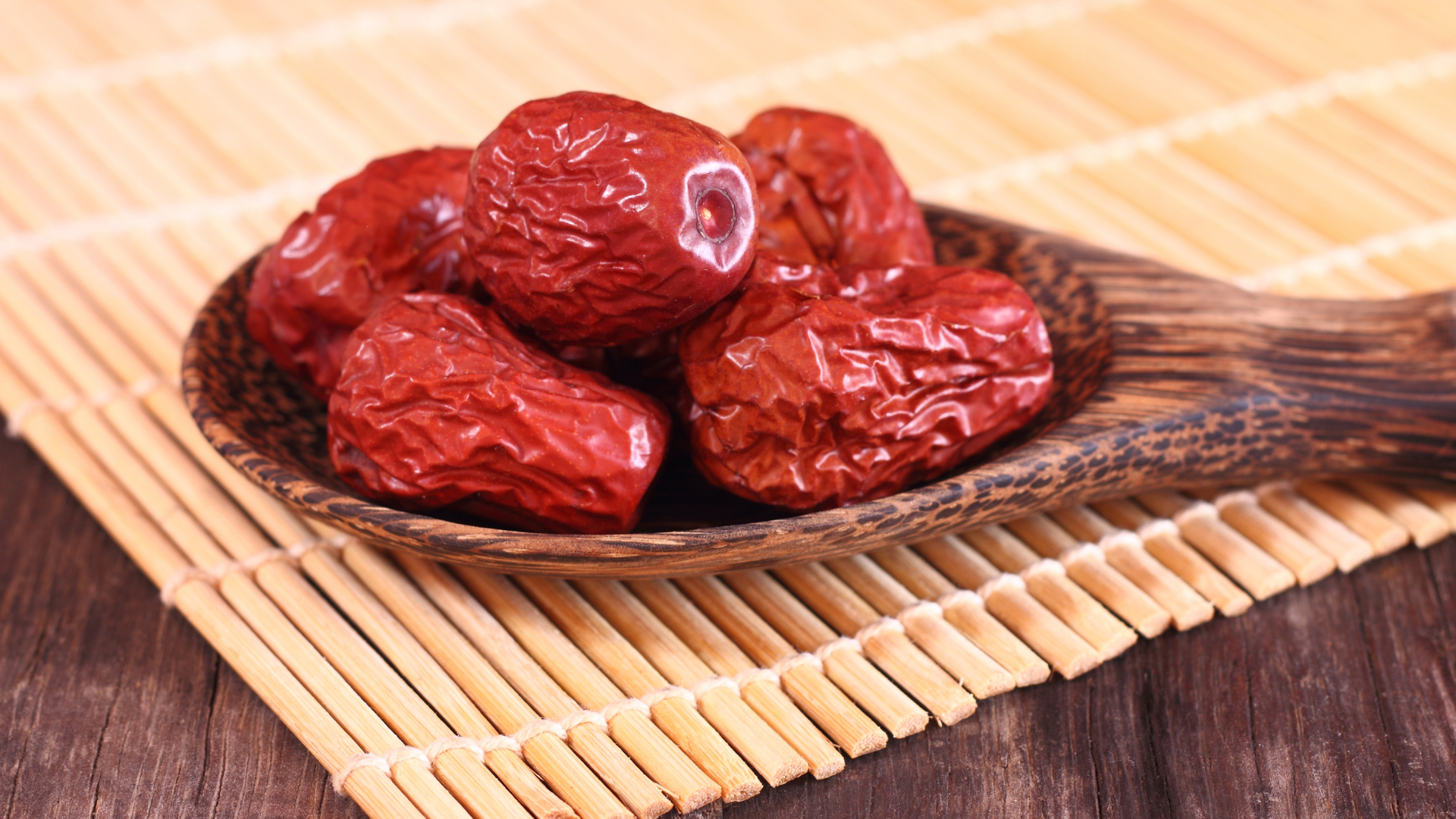 Táo tàu tươi ít calo, táo tàu khô nhiều đường hơn, người ăn kiêng nên sử dụng có kiểm soát