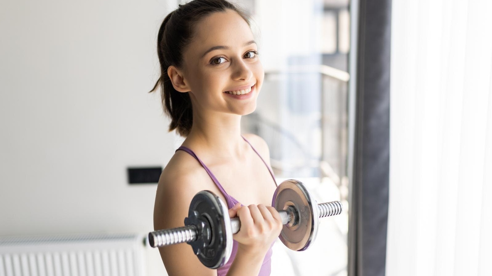 Người trưởng thành trên 25 tuổi tập gym tăng sức mạnh cơ bắp, giảm cân