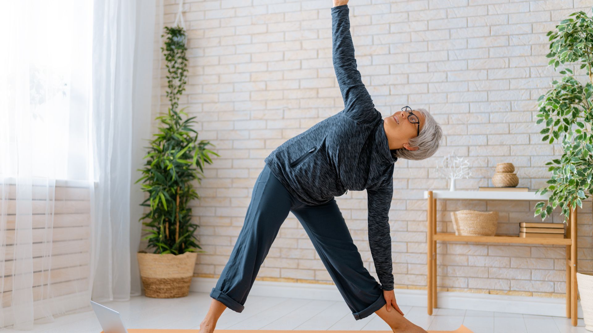 Bạn nên khởi động kỹ trước khi thực hiện các động tác yoga sâu hơn