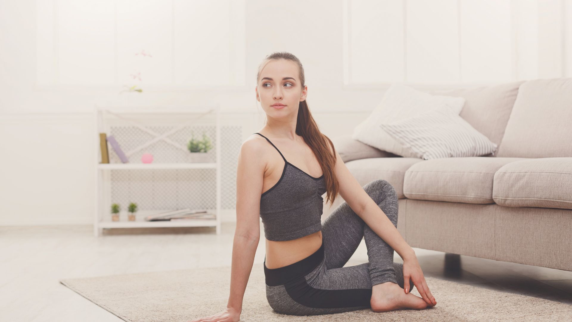 Tập yoga tại nhà giúp bạn tiết kiệm được chi phí và thời gian di chuyển