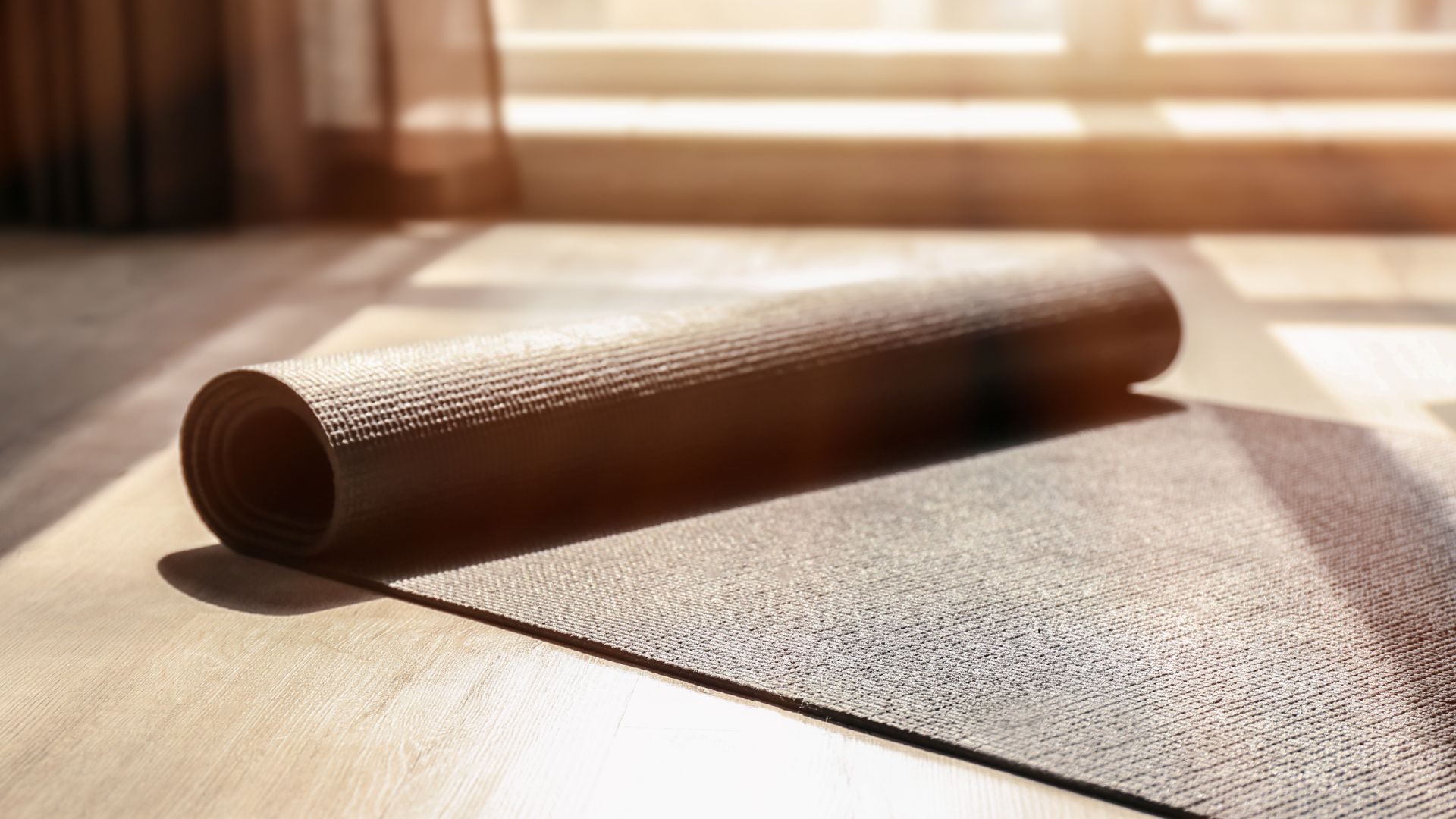 Bạn hãy chuẩn bị thảm tập không trơn và có độ dày vừa phải trước khi tập yoga