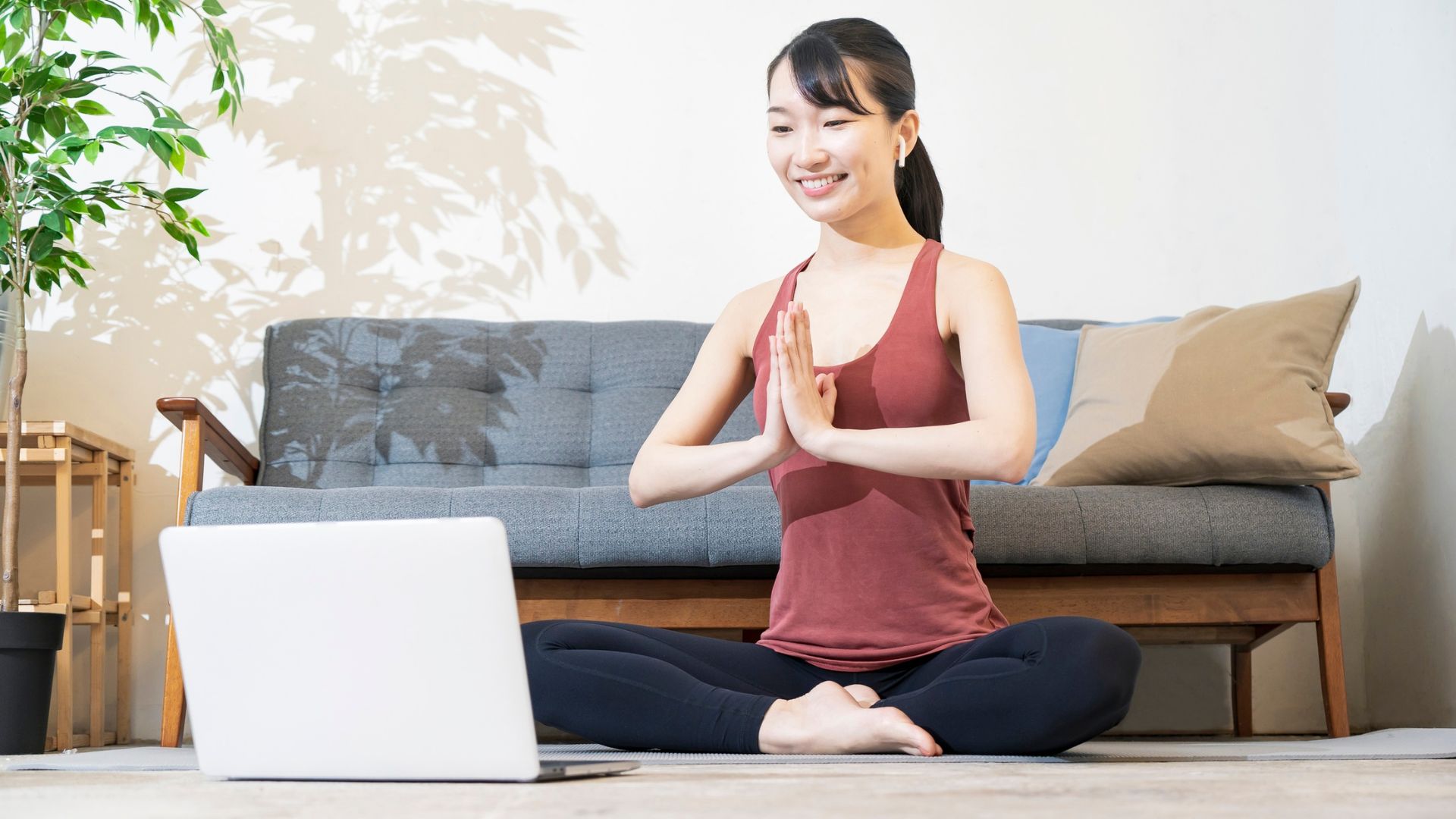 Bạn hãy tham khảo video hướng dẫn uy tín khi tập yoga tại nhà