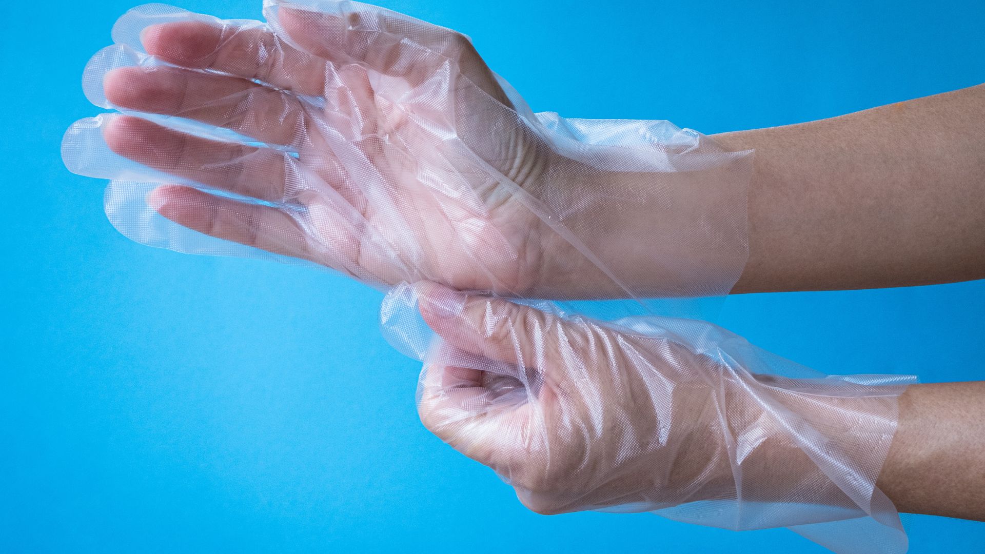 Bạn nên đeo găng tay khi tiếp xúc với nước trong thời gian dài