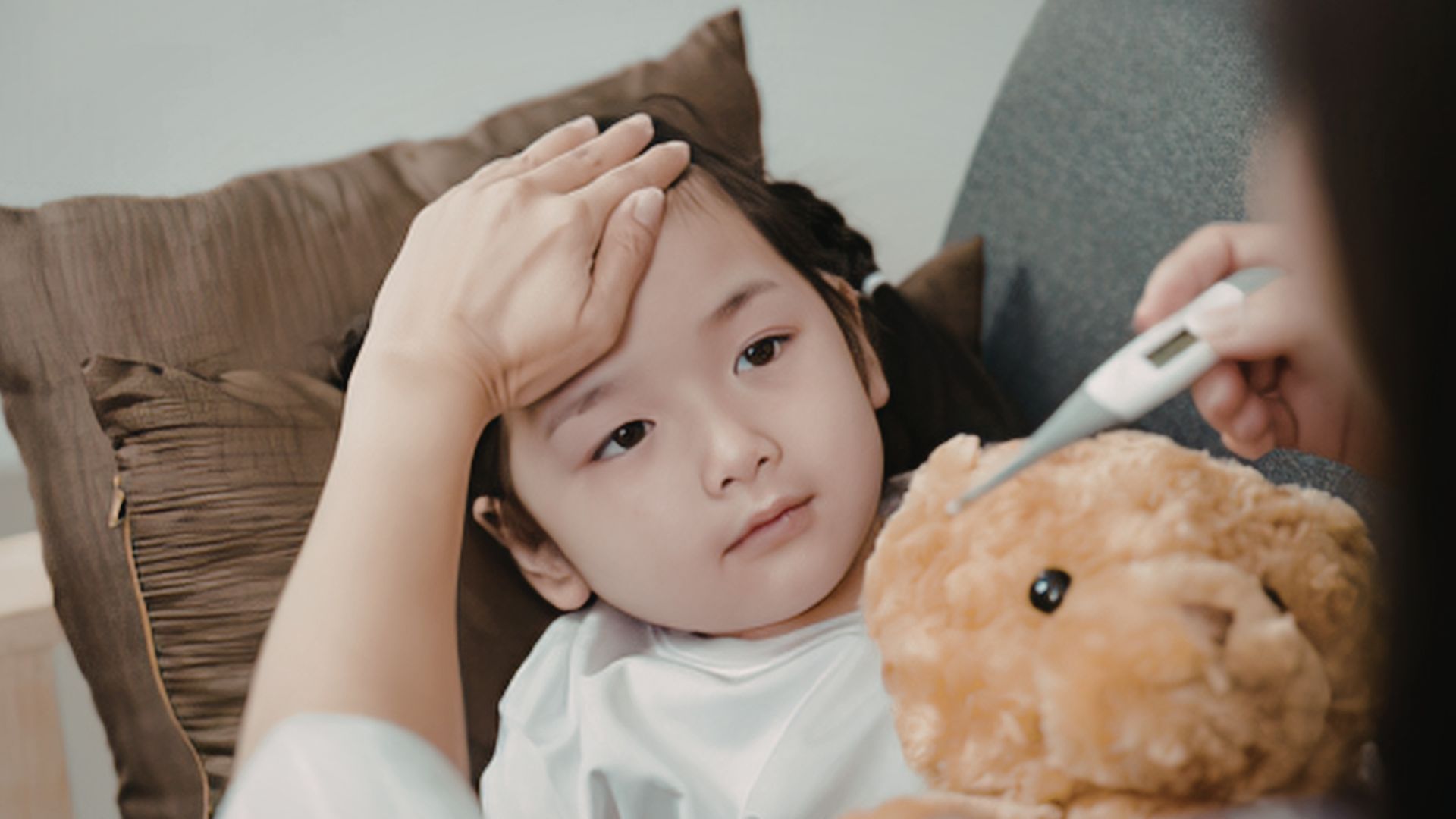 Theo dõi sát tình trạng của trẻ giúp phát hiện dấu hiệu bất thường sớm