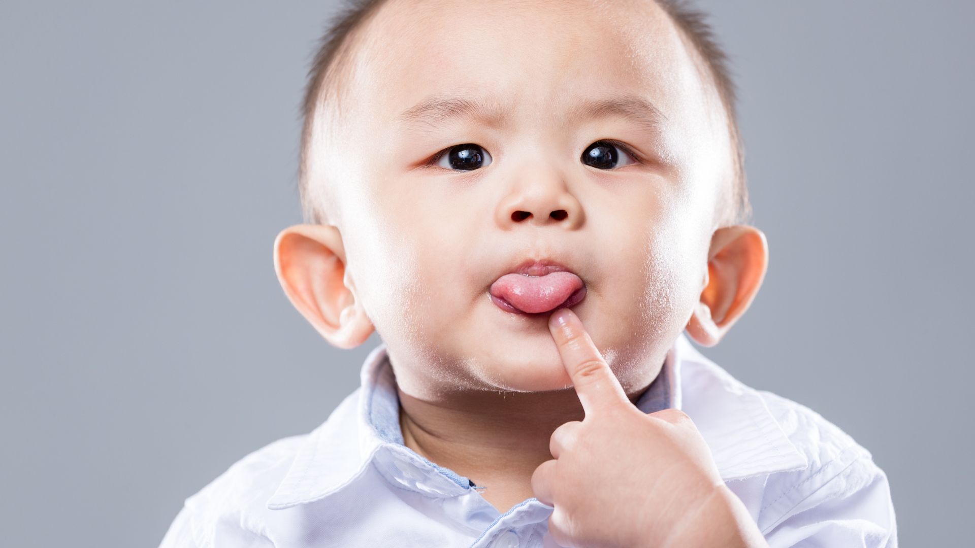 Các nốt loét nhỏ trên lưỡi khiến trẻ đau khi ăn uống