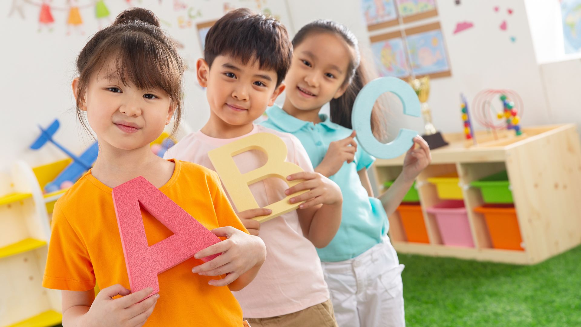 Trẻ có thể gặp một số tác dụng phụ nhẹ như buồn nôn, đau bụng